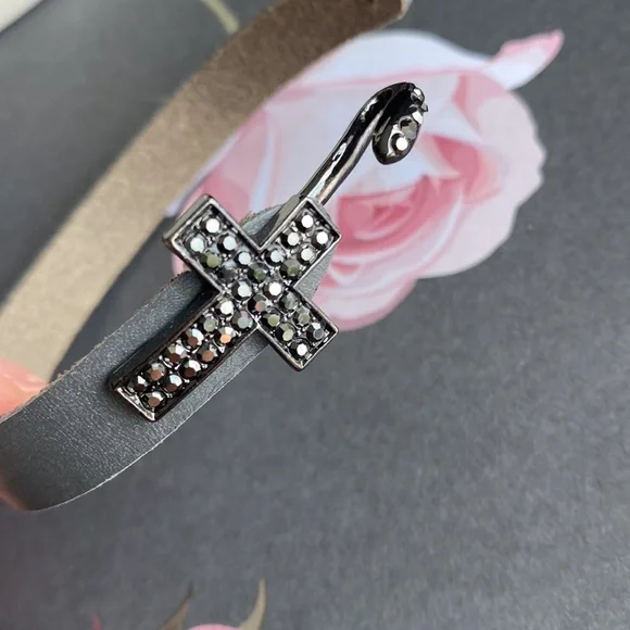 Elegant Black Cross Bracelet - Picture 3 of 3